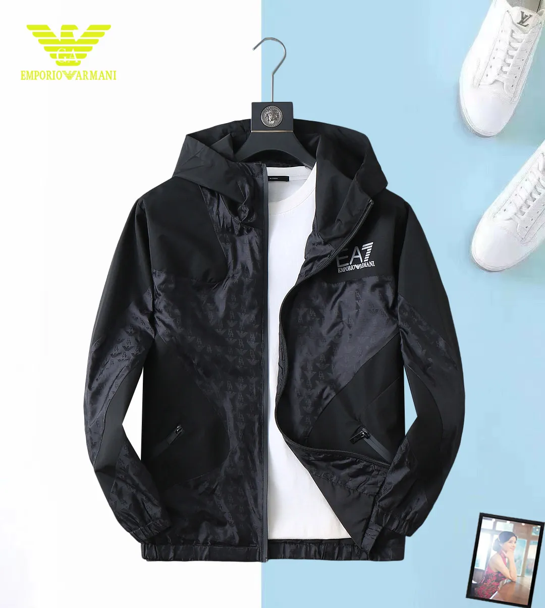 Armani official website Same Style, complete with three labels, on sale in advance. 2026 Autumn and Winter New Arrival men's jacket, Original with complete three labels, Premium version. Custom-made fabrics at the counter. Breathable, high comfort, impeccable details, brand element design concept, reflecting high quality. It feels delicate and soft, presents a casual cut, and has a great upper body shape. Sizes: M～3XL,